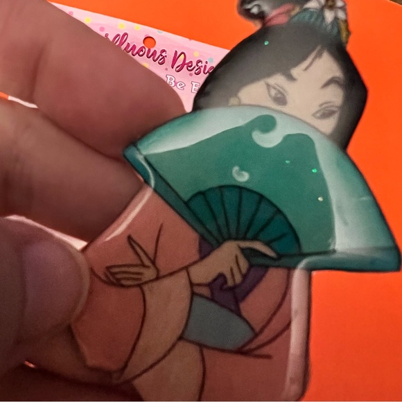 Superfluous Designs Mulan resin brooch - Picture 4 of 4